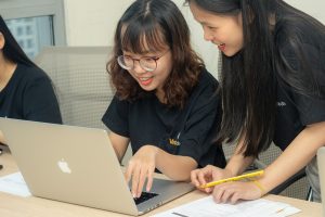 students using macbook